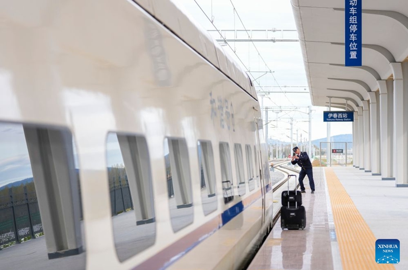 A machinist conducts inspection work at a platform of Yichunxi Railway Station in Yichun, northeast China's Heilongjiang Province, Sept. 22, 2026. As the Harbin-Yichun high-speed railway, China's northernmost high-speed railway, enters the final countdown to opening, workers are carrying out intensive training, emergency drills, equipment inspections and surveying to ensure its safe operation.
With a designed speed of 250 kilometers per hour, the 318-km line will slash travel time between Harbin and Yichun from about seven hours to just two hours once it becomes operational. Photo: Xinhua