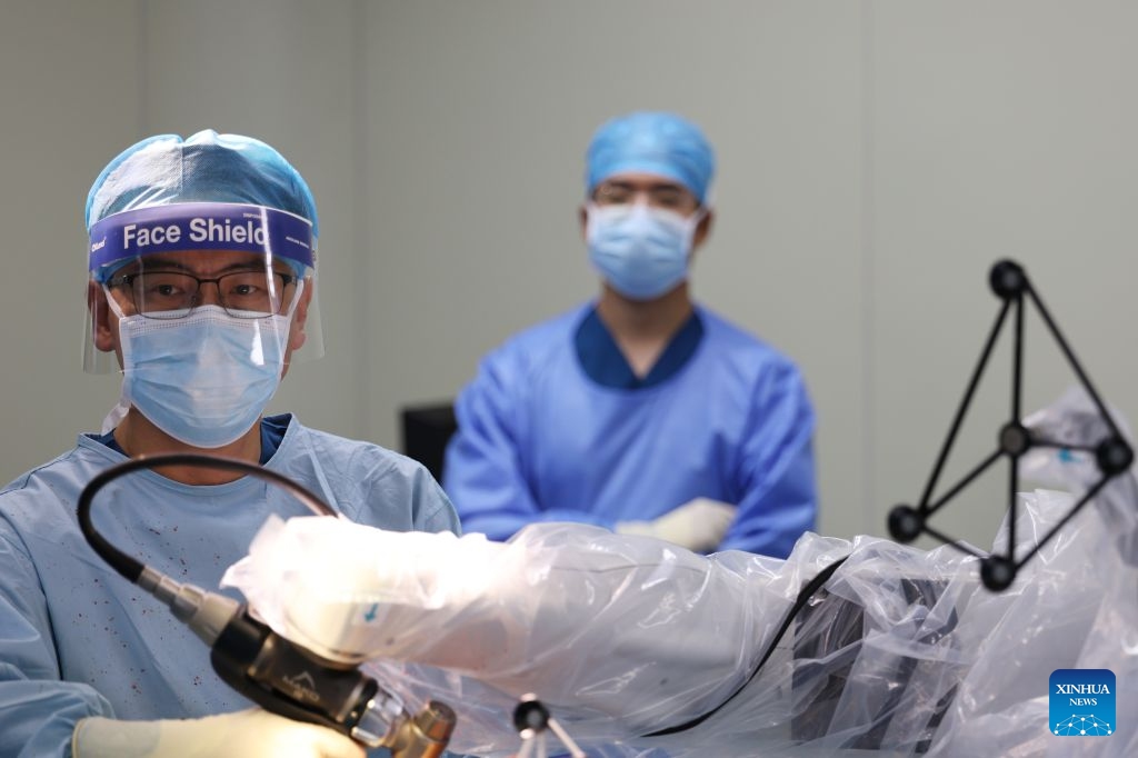 A surgeon guides the Mako robotic arm during a knee replacement surgery at Beichen Hospital of Nankai University in north China's Tianjin, Sept. 24, 2026. (Xinhua/Li Ran)