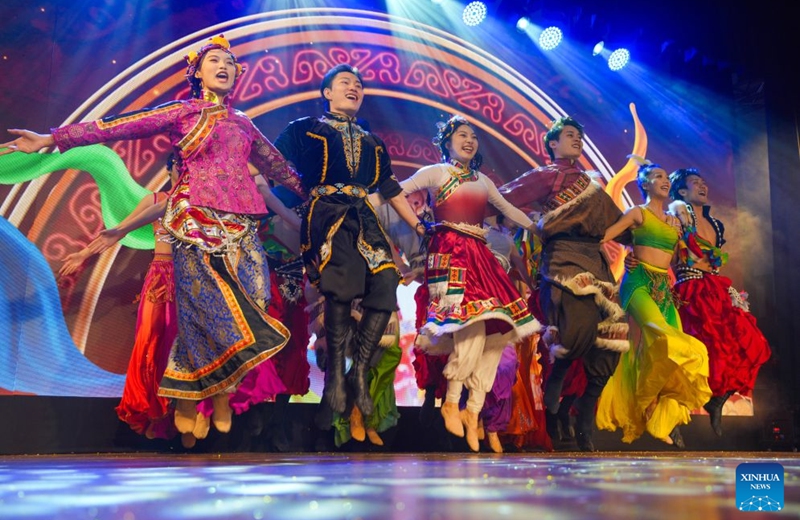 Chinese artists perform at a Mid-Autumn Festival cultural gala in Colombo, Sri Lanka, on Sept. 24, 2026. The gala was held here on Thursday, ahead of the traditional Chinese festival, which falls on Friday this year.
At the gala, artists from China's Zhejiang Performing Arts Group presented vocal music, dance, traditional Chinese folk music and face-changing acrobatics, weaving in elements of Sri Lankan culture. Photo: Xinhua