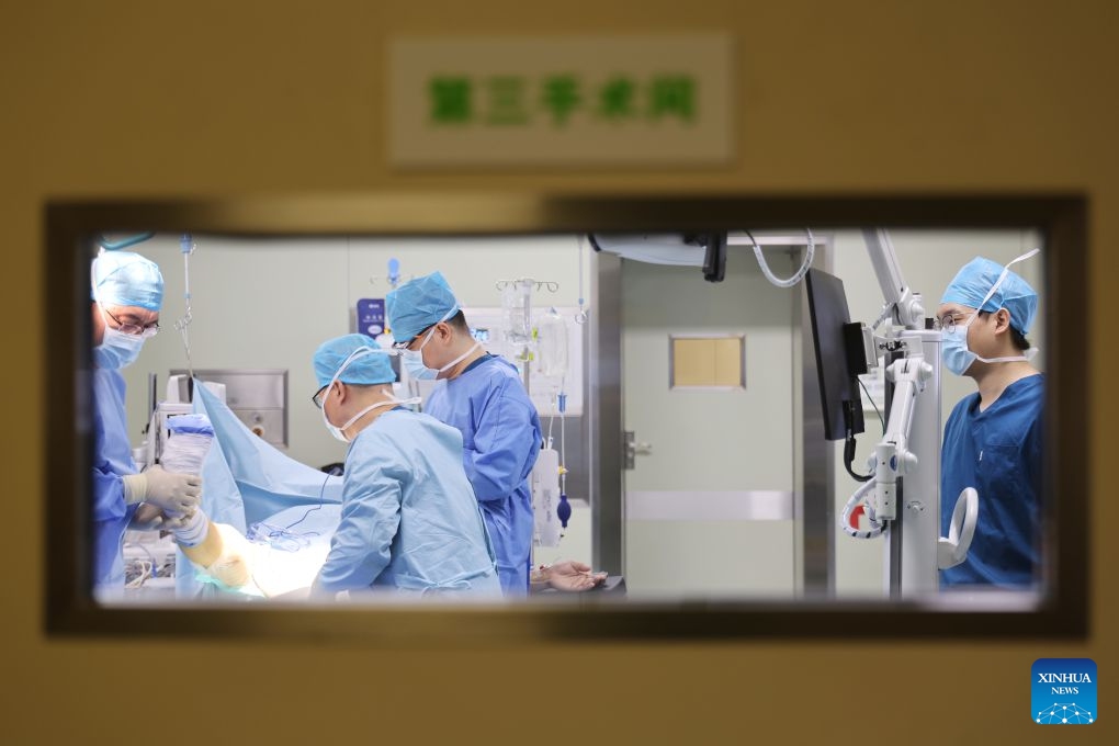Medical members are pictured during a knee replacement surgery at Beichen Hospital of Nankai University in north China's Tianjin, Sept. 24, 2026. (Xinhua/Li Ran)