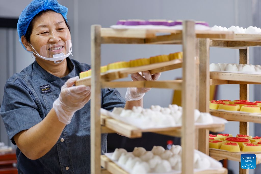 A cake maker arranges the hand-made Huizhou rice cakes in Shuanglong Village of Xiuning County, Huangshan City, east China's Anhui Province, Sept. 17, 2026. (Photo by Shi Yalei/Xinhua)
