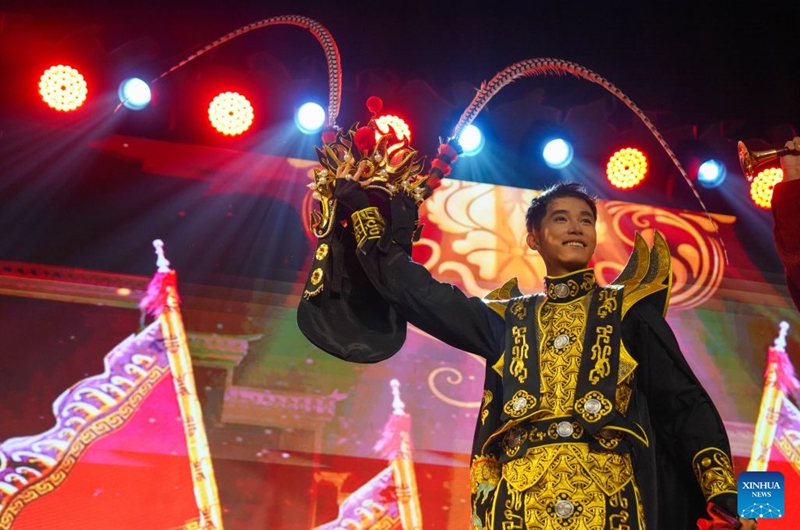 A Chinese artist performs at a Mid-Autumn Festival cultural gala in Colombo, Sri Lanka, on Sept. 24, 2026. The gala was held here on Thursday, ahead of the traditional Chinese festival, which falls on Friday this year.
At the gala, artists from China's Zhejiang Performing Arts Group presented vocal music, dance, traditional Chinese folk music and face-changing acrobatics, weaving in elements of Sri Lankan culture. Photo: Xinhua