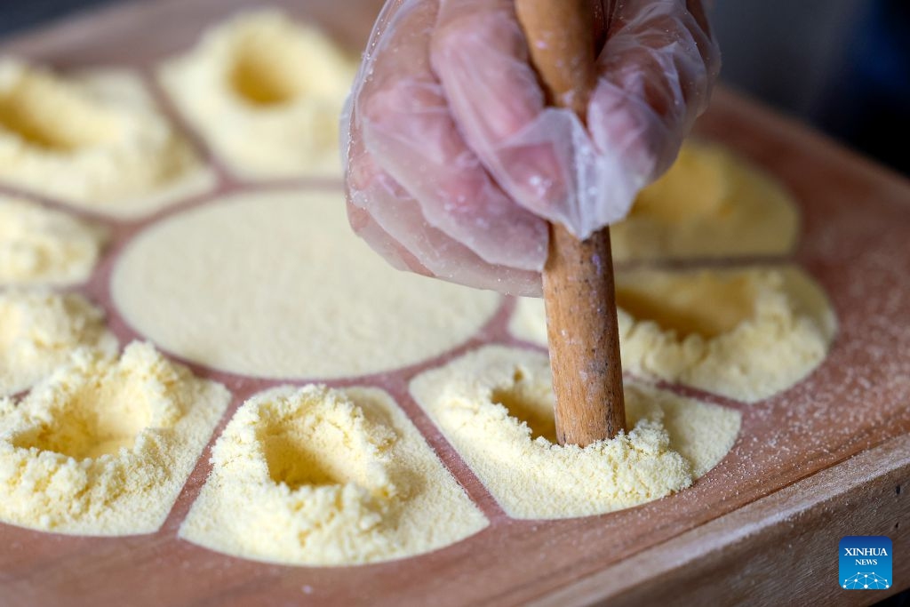 A cake maker makes Huizhou rice cakes in Shuanglong Village of Xiuning County, Huangshan City, east China's Anhui Province, Sept. 17, 2026. (Photo by Shi Yalei/Xinhua)