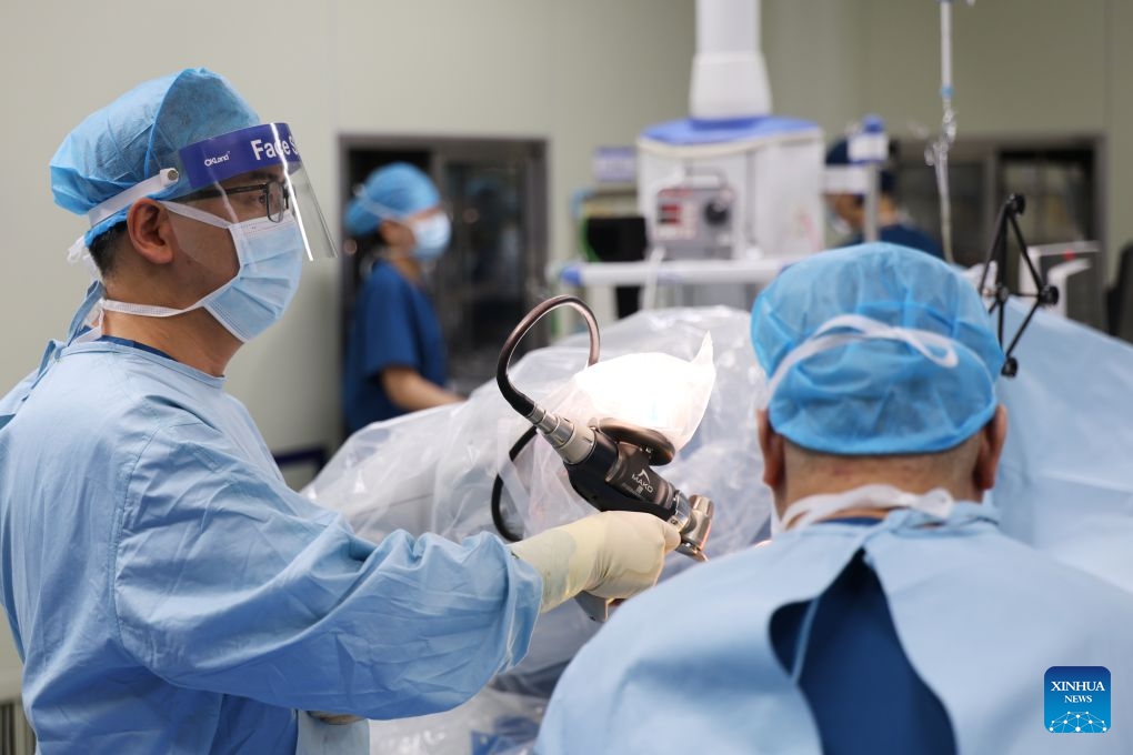 A surgeon guides the Mako robotic arm during a knee replacement surgery at Beichen Hospital of Nankai University in north China's Tianjin, Sept. 24, 2026.(Xinhua/Li Ran)