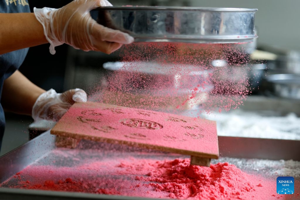 A cake maker makes Huizhou rice cakes in Shuanglong Village of Xiuning County, Huangshan City, east China's Anhui Province, Sept. 17, 2026. (Photo by Shi Yalei/Xinhua)