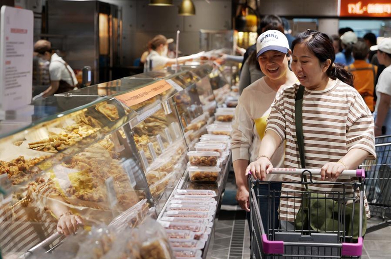 People select goods at a supermarket of Pangdonglai, an influential retail chain operating supermarkets, shopping malls and cinemas, in Xuchang, central China's Henan Province, April 15, 2025. (Xinhua/Li Jianan)