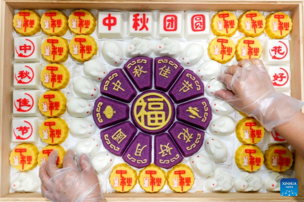 A cake maker arranges the hand-made Huizhou rice cakes in Shuanglong Village of Xiuning County, Huangshan City, east China's Anhui Province, Sept. 17, 2026. (Photo by Shi Yalei/Xinhua)