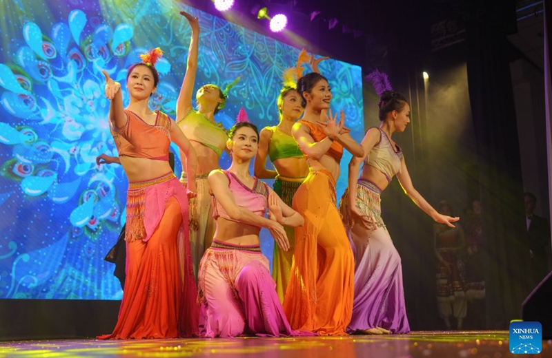 Chinese artists perform at a Mid-Autumn Festival cultural gala in Colombo, Sri Lanka, on Sept. 24, 2026. The gala was held here on Thursday, ahead of the traditional Chinese festival, which falls on Friday this year.
At the gala, artists from China's Zhejiang Performing Arts Group presented vocal music, dance, traditional Chinese folk music and face-changing acrobatics, weaving in elements of Sri Lankan culture. Photo: Xinhua