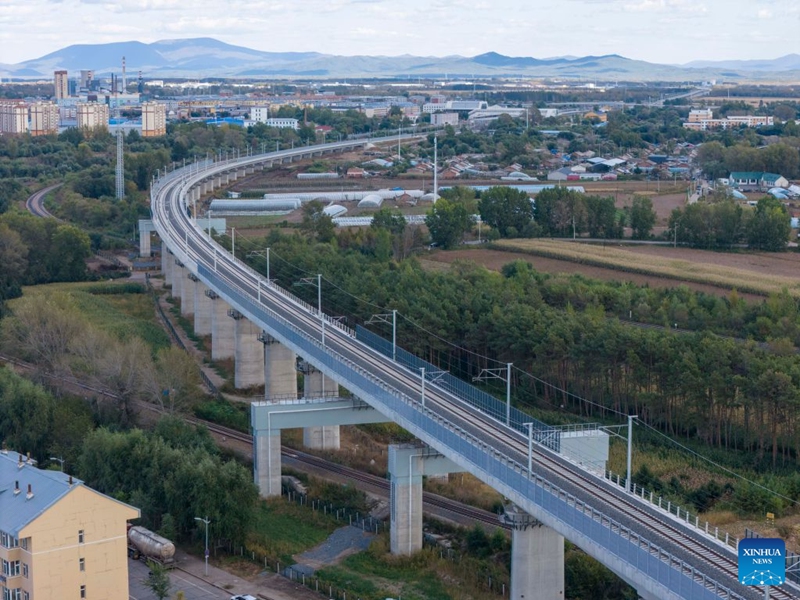 A drone photo taken on Sept. 24, 2026 shows a grand bridge along the Harbin-Yichun high-speed railway in northeast China's Heilongjiang Province. As the Harbin-Yichun high-speed railway, China's northernmost high-speed railway, enters the final countdown to opening, workers are carrying out intensive training, emergency drills, equipment inspections and surveying to ensure its safe operation.
With a designed speed of 250 kilometers per hour, the 318-km line will slash travel time between Harbin and Yichun from about seven hours to just two hours once it becomes operational. Photo: Xinhua