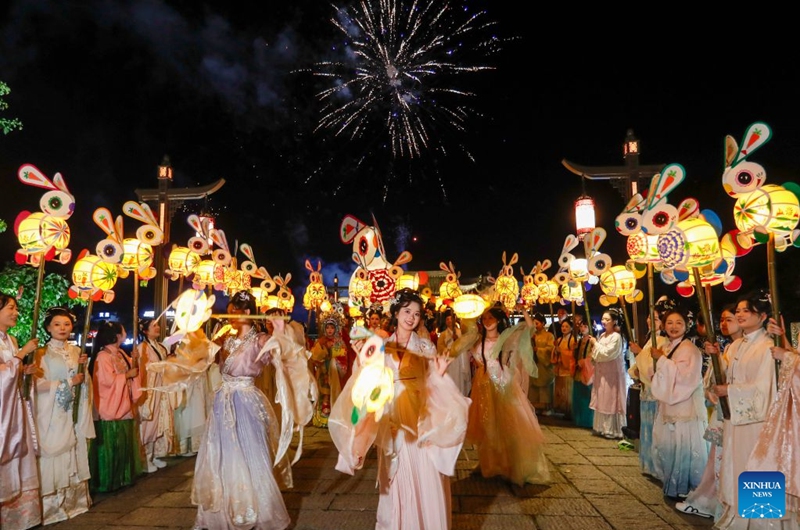 This photo taken on Sept. 24, 2026 shows performers parading with rabbit-shaped lanterns in Hongcun Village, Yixian County of Huangshan City, east China's Anhui Province. A lantern parade was held here in celebration of the Mid-Autumn Festival.

In recent years, Huangshan has been boosting its nighttime economy to unlock the local consumption potential. Photo: Xinhua