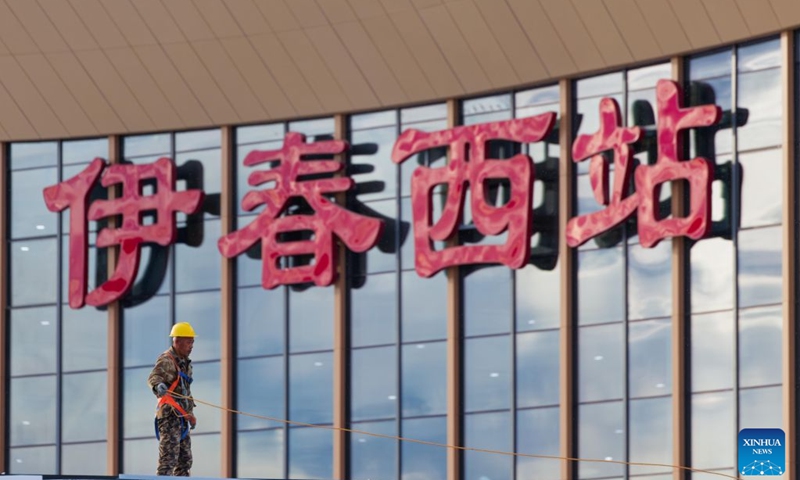 A worker is pictured at Yichunxi Railway Station in Yichun, northeast China's Heilongjiang Province, Sept. 22, 2026. As the Harbin-Yichun high-speed railway, China's northernmost high-speed railway, enters the final countdown to opening, workers are carrying out intensive training, emergency drills, equipment inspections and surveying to ensure its safe operation.
With a designed speed of 250 kilometers per hour, the 318-km line will slash travel time between Harbin and Yichun from about seven hours to just two hours once it becomes operational. Photo: Xinhua