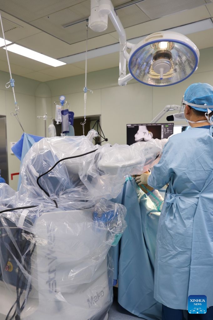 A surgeon guides the Mako robotic arm during a knee replacement surgery at Beichen Hospital of Nankai University in north China's Tianjin, Sept. 24, 2026. (Xinhua/Li Ran)