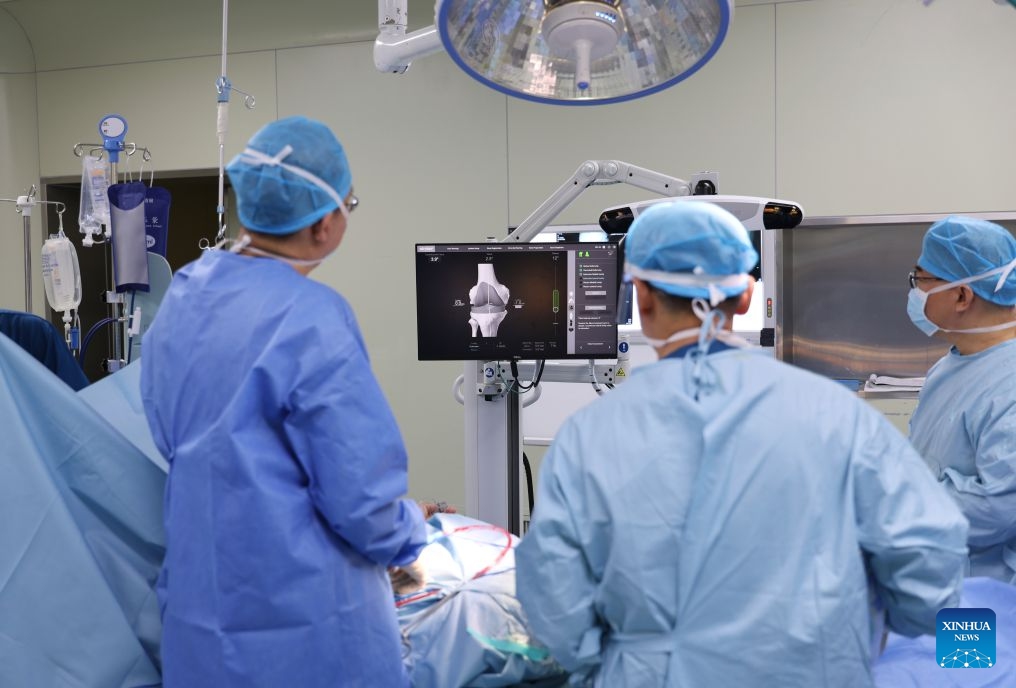 Medical members are pictured during a knee replacement surgery at Beichen Hospital of Nankai University in north China's Tianjin, Sept. 24, 2026. (Xinhua/Li Ran)