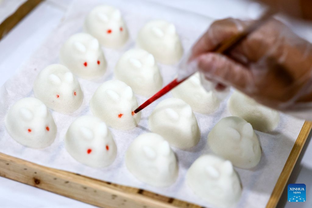 A cake maker adds the finishing touches to the rabbit-shaped Huizhou rice cakes in Shuanglong Village of Xiuning County, Huangshan City, east China's Anhui Province, Sept. 17, 2026. (Photo by Shi Yalei/Xinhua)