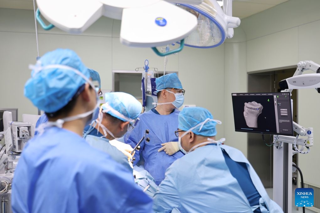 Medical members are pictured during a knee replacement surgery at Beichen Hospital of Nankai University in north China's Tianjin, Sept. 24, 2026. (Xinhua/Li Ran)