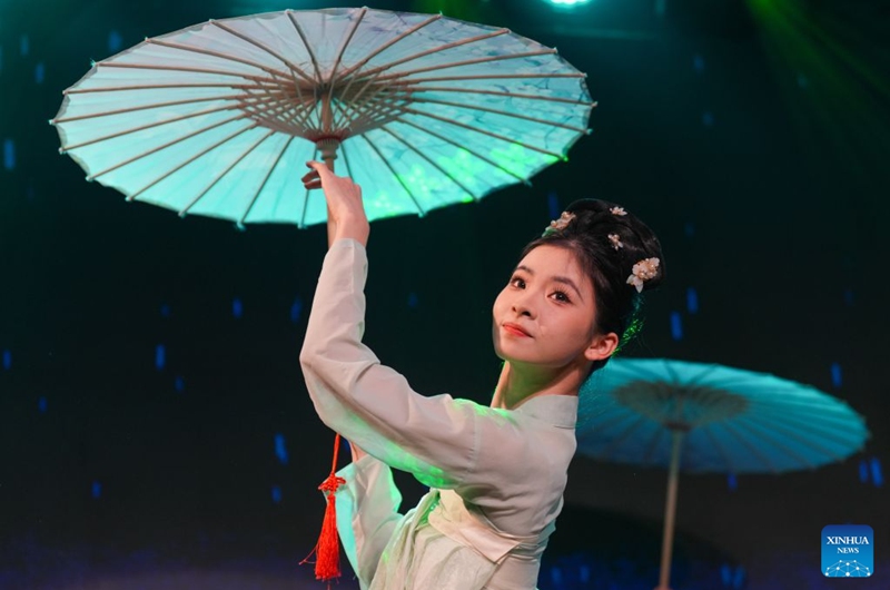 A Chinese artist performs at a Mid-Autumn Festival cultural gala in Colombo, Sri Lanka, on Sept. 24, 2026. The gala was held here on Thursday, ahead of the traditional Chinese festival, which falls on Friday this year.
At the gala, artists from China's Zhejiang Performing Arts Group presented vocal music, dance, traditional Chinese folk music and face-changing acrobatics, weaving in elements of Sri Lankan culture. Photo: Xinhua