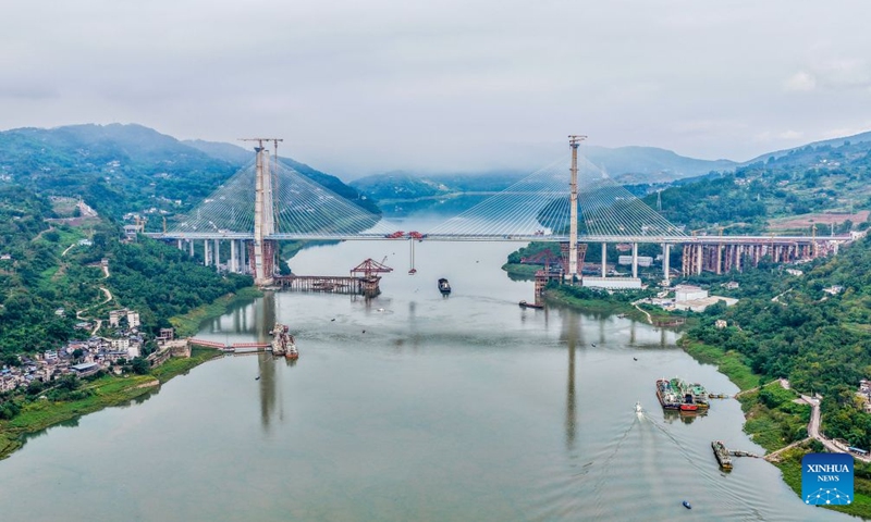 An aerial drone photo taken on Sept. 24, 2026 shows the construction site of the Shituo Yangtze River Bridge along the Chongqing-Wanzhou High-Speed Railway in Chongqing, southwest China.

The highway section of the Shituo Yangtze River Bridge successfully completed its closure on Saturday. Both the railway and highway sides of the bridge have been closed, which will lead to the work to pave the bridge deck.

The bridge has a total length of 1,416.9 meters, with the main bridge spanning 1,056 meters. Photo: Xinhua