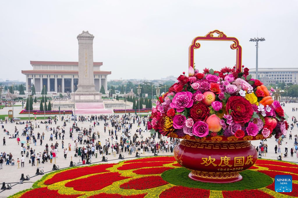 Tourists view a giant floral basket installation at Tian'anmen Square in Beijing, capital of China, Sept. 25, 2026.
A giant floral basket has been installed on Tian'anmen Square for the upcoming National Day holiday. Ten sets of three-dimensional flower beds will be arranged along Chang'an Avenue to enhance the festive atmosphere during the holiday.
The green spaces on both sides of Tian'anmen Square continue to feature floral ribbons. Additionally, over 7,000 square meters of flowers will be placed along Chang'an Avenue. Photo: Xinhua