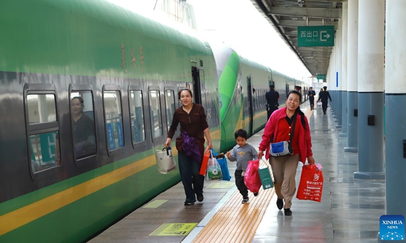 Passengers head to board the train at Lanzhou Railway Station in Lanzhou, northwest China's Gansu Province, Sept. 25, 2026. A travel rush is observed across China as the country celebrates the Mid-Autumn Festival, which falls on Friday this year. (Photo by Wang Guanghui/Xinhua)