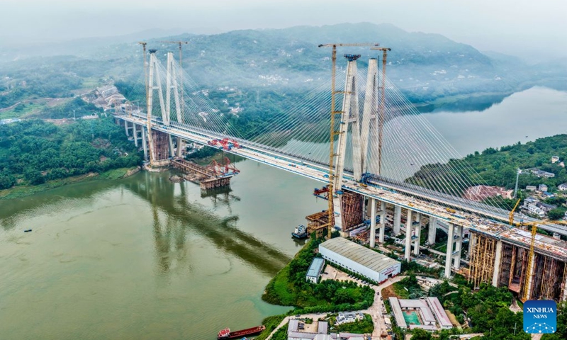 An aerial drone photo taken on Sept. 24, 2026 shows the construction site of the Shituo Yangtze River Bridge along the Chongqing-Wanzhou High-Speed Railway in Chongqing, southwest China.

The highway section of the Shituo Yangtze River Bridge successfully completed its closure on Saturday. Both the railway and highway sides of the bridge have been closed, which will lead to the work to pave the bridge deck.

The bridge has a total length of 1,416.9 meters, with the main bridge spanning 1,056 meters. Photo: Xinhua