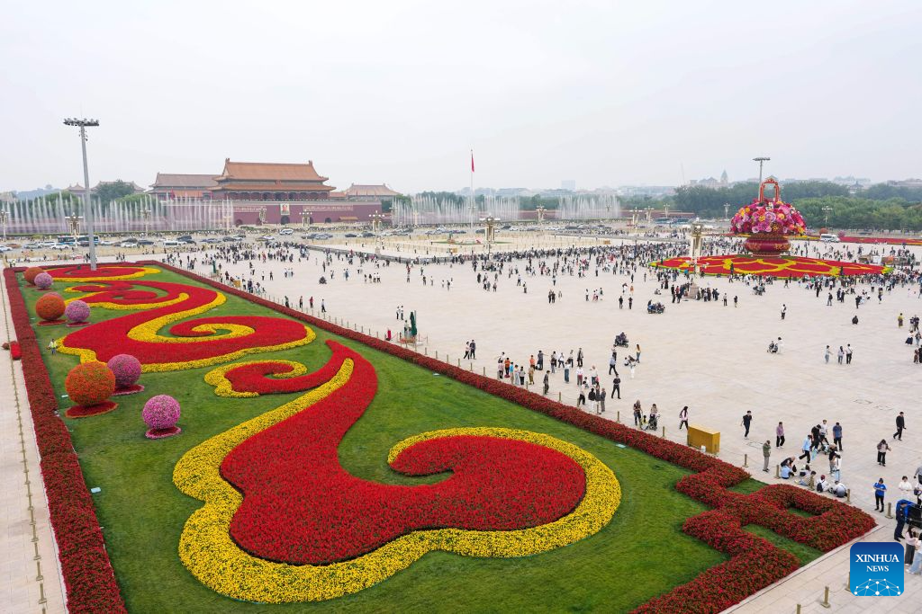 Tourists view a giant floral basket installation and green spaces at Tian'anmen Square in Beijing, capital of China, Sept. 25, 2026.
A giant floral basket has been installed on Tian'anmen Square for the upcoming National Day holiday. Ten sets of three-dimensional flower beds will be arranged along Chang'an Avenue to enhance the festive atmosphere during the holiday.
The green spaces on both sides of Tian'anmen Square continue to feature floral ribbons. Additionally, over 7,000 square meters of flowers will be placed along Chang'an Avenue. Photo: Xinhua