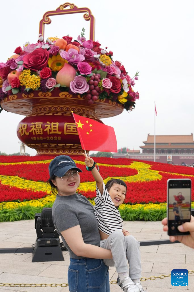 Tourists pose for photos with a giant floral basket installation at Tian'anmen Square in Beijing, capital of China, Sept. 25, 2026.
A giant floral basket has been installed on Tian'anmen Square for the upcoming National Day holiday. Ten sets of three-dimensional flower beds will be arranged along Chang'an Avenue to enhance the festive atmosphere during the holiday.
The green spaces on both sides of Tian'anmen Square continue to feature floral ribbons. Additionally, over 7,000 square meters of flowers will be placed along Chang'an Avenue. Photo: Xinhua