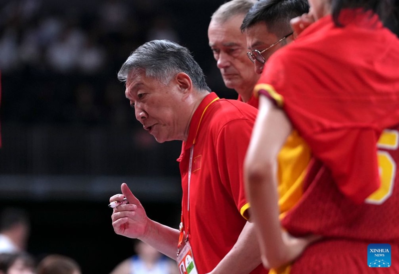 Gong Luming (L), head coach of China, instructs during the women's bronze medal match between China and Chinese Taipei at the 20th Asian Games Aichi-Nagoya 2026 in Nagoya, Japan, Sept. 26, 2026. (Xinhua/Tao Xiyi)
