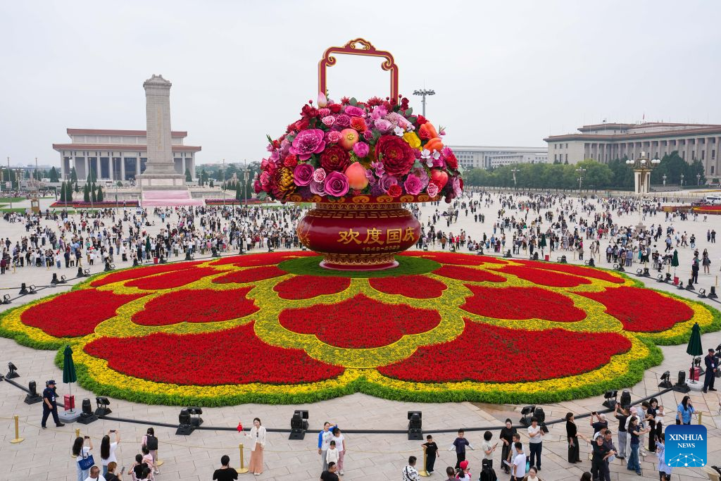 Tourists view a giant floral basket installation at Tian'anmen Square in Beijing, capital of China, Sept. 25, 2026.
A giant floral basket has been installed on Tian'anmen Square for the upcoming National Day holiday. Ten sets of three-dimensional flower beds will be arranged along Chang'an Avenue to enhance the festive atmosphere during the holiday.
The green spaces on both sides of Tian'anmen Square continue to feature floral ribbons. Additionally, over 7,000 square meters of flowers will be placed along Chang'an Avenue. Photo: Xinhua