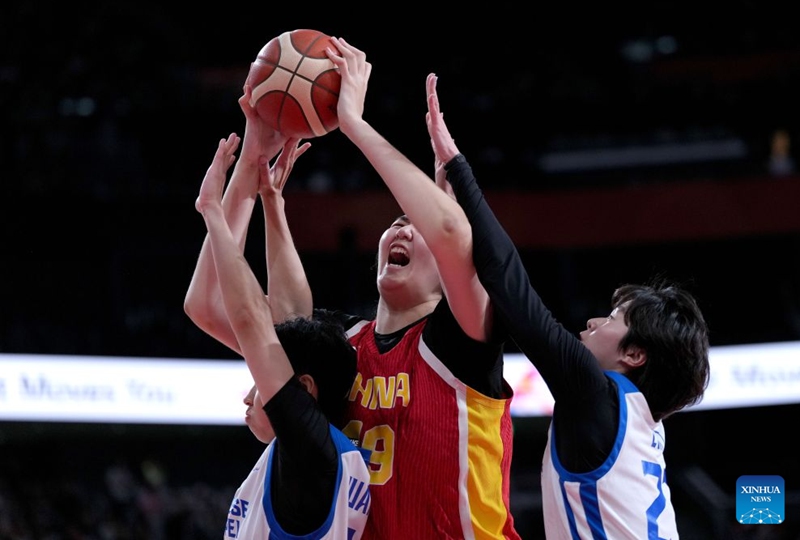 Zhang Ziyu (C) of China goes to the basket during the women's bronze medal match between China and Chinese Taipei at the 20th Asian Games Aichi-Nagoya 2026 in Nagoya, Japan, Sept. 26, 2026. (Xinhua/Tao Xiyi)