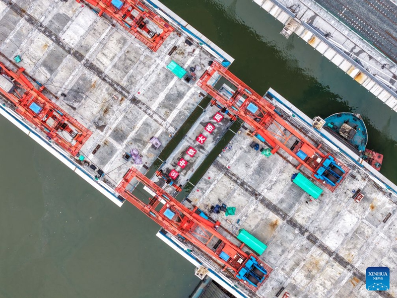 An aerial drone photo taken on Sept. 24, 2026 shows the construction site of the Shituo Yangtze River Bridge along the Chongqing-Wanzhou High-Speed Railway in Chongqing, southwest China.

The highway section of the Shituo Yangtze River Bridge successfully completed its closure on Saturday. Both the railway and highway sides of the bridge have been closed, which will lead to the work to pave the bridge deck.

The bridge has a total length of 1,416.9 meters, with the main bridge spanning 1,056 meters. Photo: Xinhua
