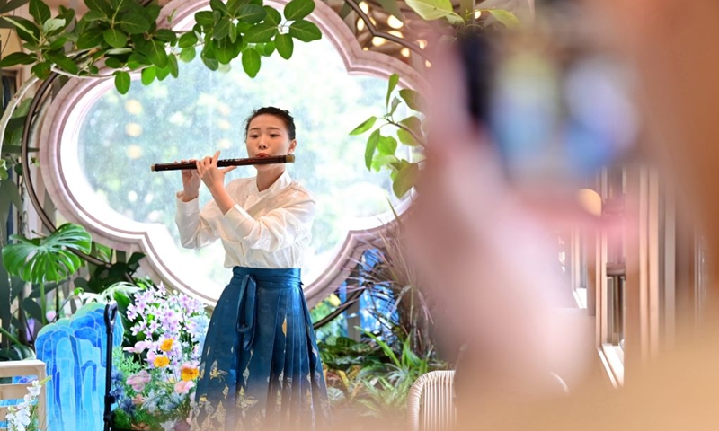 A staff member performs for passengers aboard the Wuyishan National Park-themed sightseeing train on Sept. 24, 2026. With the National Day holiday approaching, the Wuyishan National Park-themed sightseeing train running between Fuzhou Railway Station in southeast China's Fujian Province and Shangrao Railway Station in east China's Jiangxi Province has attracted tourists with its unique travel experience. (Xinhua/Lin Shanchuan)