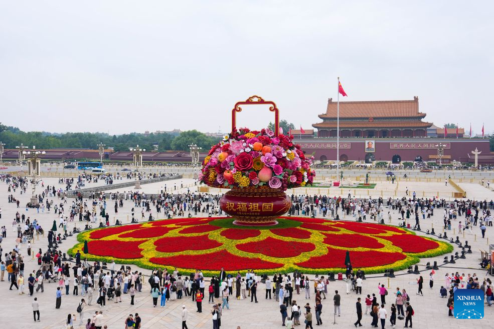 Tourists view a giant floral basket installation at Tian'anmen Square in Beijing, capital of China, Sept. 25, 2026.
A giant floral basket has been installed on Tian'anmen Square for the upcoming National Day holiday. Ten sets of three-dimensional flower beds will be arranged along Chang'an Avenue to enhance the festive atmosphere during the holiday.
The green spaces on both sides of Tian'anmen Square continue to feature floral ribbons. Additionally, over 7,000 square meters of flowers will be placed along Chang'an Avenue. Photo: Xinhua