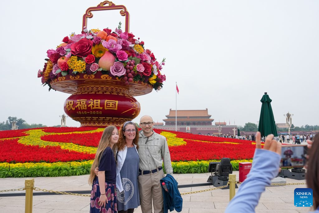 American tourists pose for photos with a giant floral basket installation at Tian'anmen Square in Beijing, capital of China, Sept. 25, 2026.
A giant floral basket has been installed on Tian'anmen Square for the upcoming National Day holiday. Ten sets of three-dimensional flower beds will be arranged along Chang'an Avenue to enhance the festive atmosphere during the holiday.
The green spaces on both sides of Tian'anmen Square continue to feature floral ribbons. Additionally, over 7,000 square meters of flowers will be placed along Chang'an Avenue. Photo: Xinhua