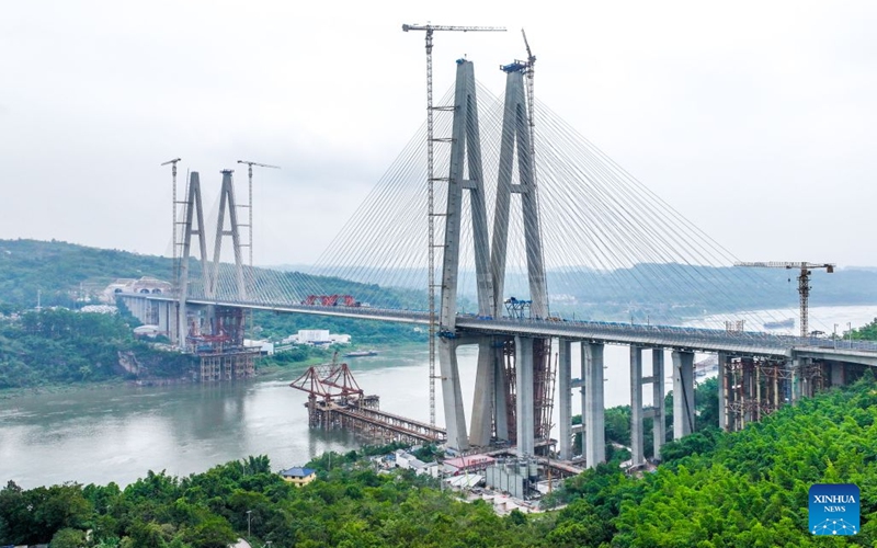 An aerial drone photo taken on Sept. 26, 2026 shows the construction site of the Shituo Yangtze River Bridge along the Chongqing-Wanzhou High-Speed Railway in Chongqing, southwest China.

The highway section of the Shituo Yangtze River Bridge successfully completed its closure on Saturday. Both the railway and highway sides of the bridge have been closed, which will lead to the work to pave the bridge deck.

The bridge has a total length of 1,416.9 meters, with the main bridge spanning 1,056 meters. Photo: Xinhua