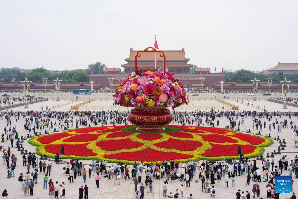 Tourists view a giant floral basket installation at Tian'anmen Square in Beijing, capital of China, Sept. 25, 2026.
A giant floral basket has been installed on Tian'anmen Square for the upcoming National Day holiday. Ten sets of three-dimensional flower beds will be arranged along Chang'an Avenue to enhance the festive atmosphere during the holiday.
The green spaces on both sides of Tian'anmen Square continue to feature floral ribbons. Additionally, over 7,000 square meters of flowers will be placed along Chang'an Avenue. Photo: Xinhua
