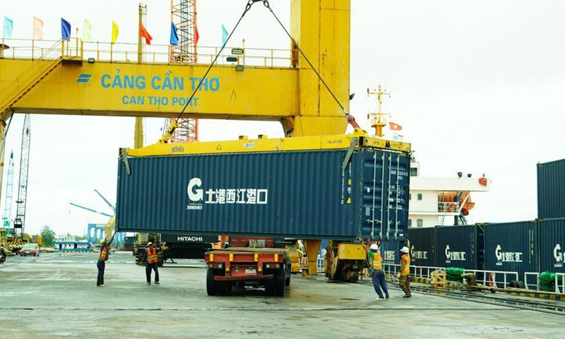 Workers unload a container from the first foreign trade vessel to sail through China's Pinglu Canal at Can Tho Port in Vietnam, Sept. 24, 2026. (Photo by Duong Huy/Xinhua)