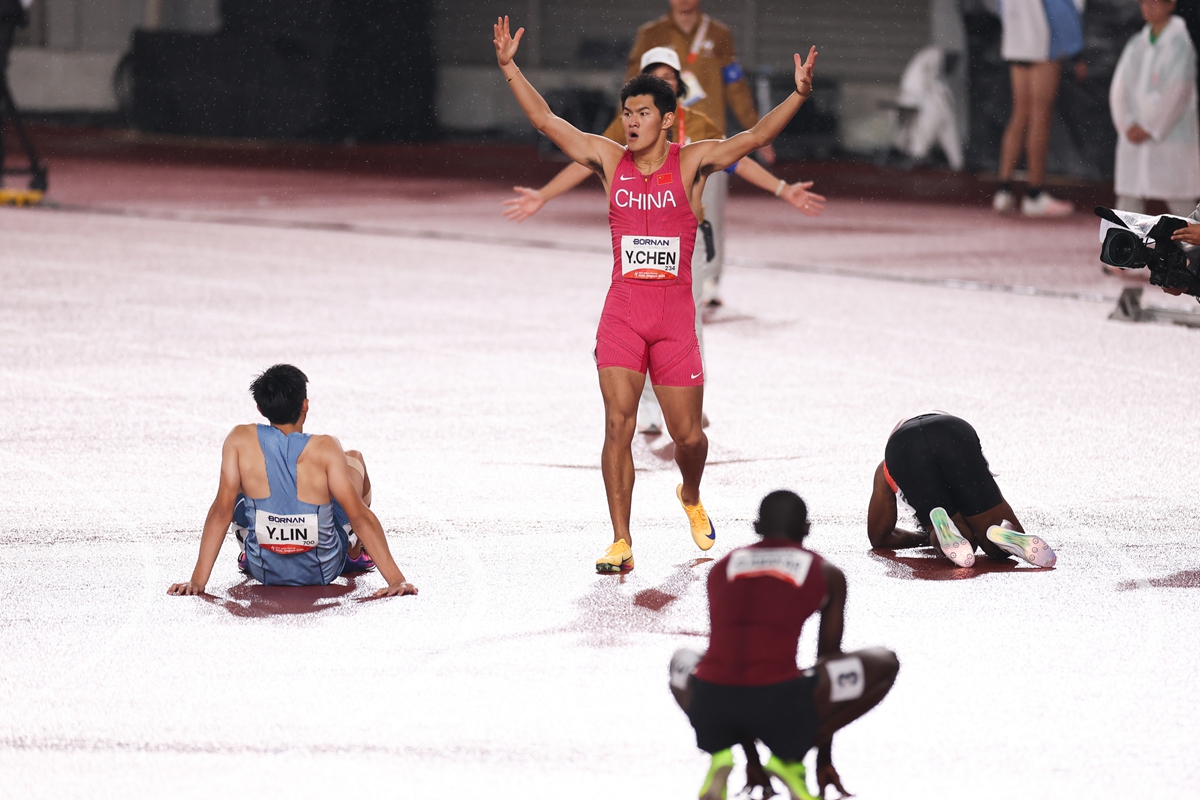 Chinese athlete Chen Yuanjiang (center) celebrates after winning gold in the men's 110m hurdles at the Aichi-Nagoya  Asian Games on September 27, 2026. Photo: VCG