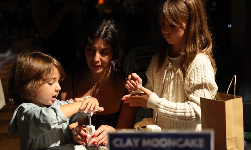 Visitors make handicrafts during a Mid-Autumn Festival celebration in San Marino, Los Angeles County, Southern California, the United States, on Sept. 25, 2026.(Photo by Zeng Hui/Xinhua)