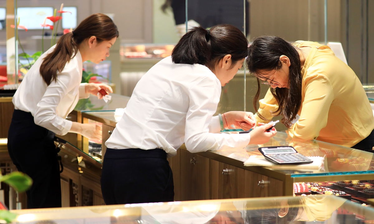 A consumer selects gold jewelry at a store in Huai'an, East China's Jiangsu Province, on September 27, 2026. China's gold consumption rose slightly in the first half of 2026, reaching 511.41 metric tons, up 1.23 percent year-on-year, according to industry data released by the China Gold Association. Photo: VCG