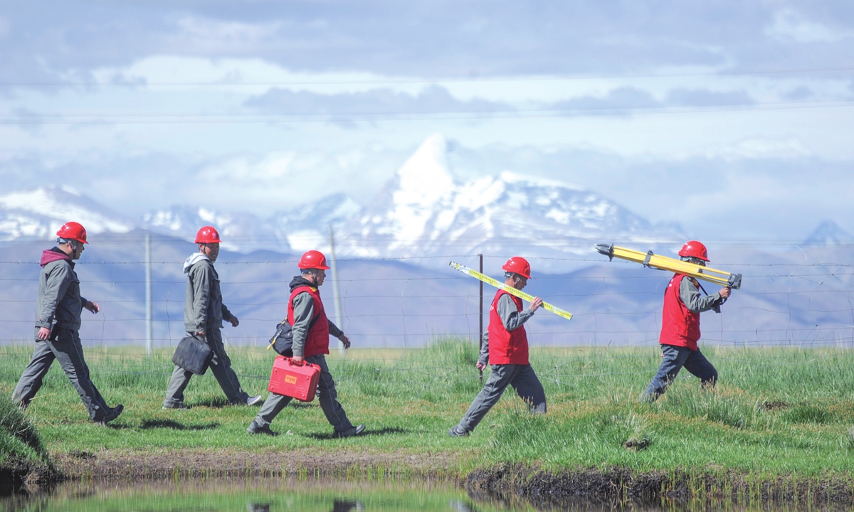 Power grid workers trek between work sites in Ngari prefecture, Southwest China's Xizang Autonomous Region. Photo: VCG