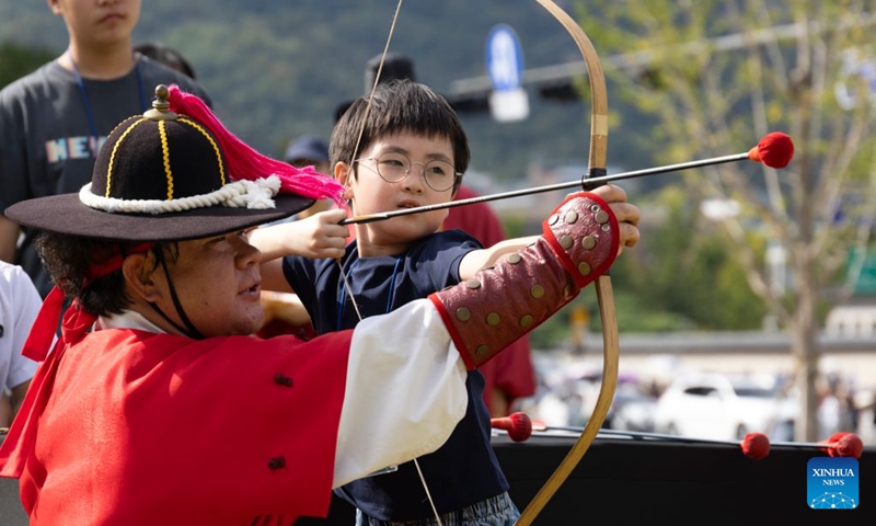 A child experiences traditional archery during the Chuseok holiday in Seoul, South Korea, Sept. 26, 2026. (Photo by Jun Hyosang/Xinhua)