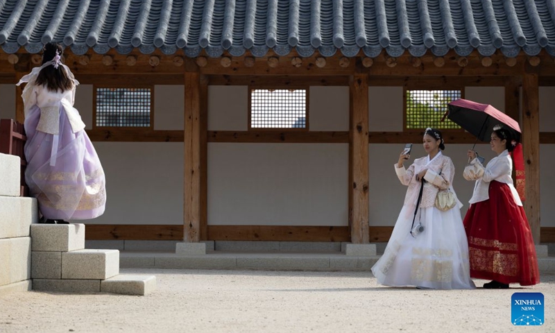 People wearing traditional Hanbok pose for photos during the Chuseok holiday at the Gyeongbokgung Palace in Seoul, South Korea, Sept. 26, 2026. (Photo by Jun Hyosang/Xinhua)