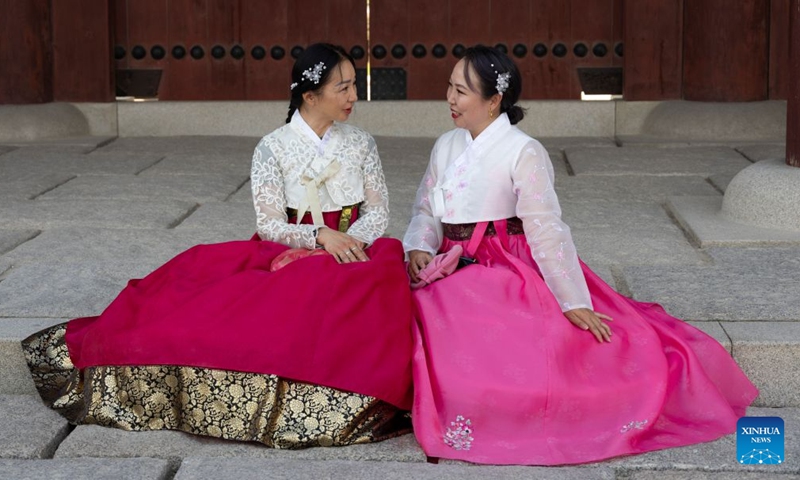 People wearing traditional Hanbok pose for photos during the Chuseok holiday at the Gyeongbokgung Palace in Seoul, South Korea, Sept. 26, 2026. (Photo by Jun Hyosang/Xinhua)