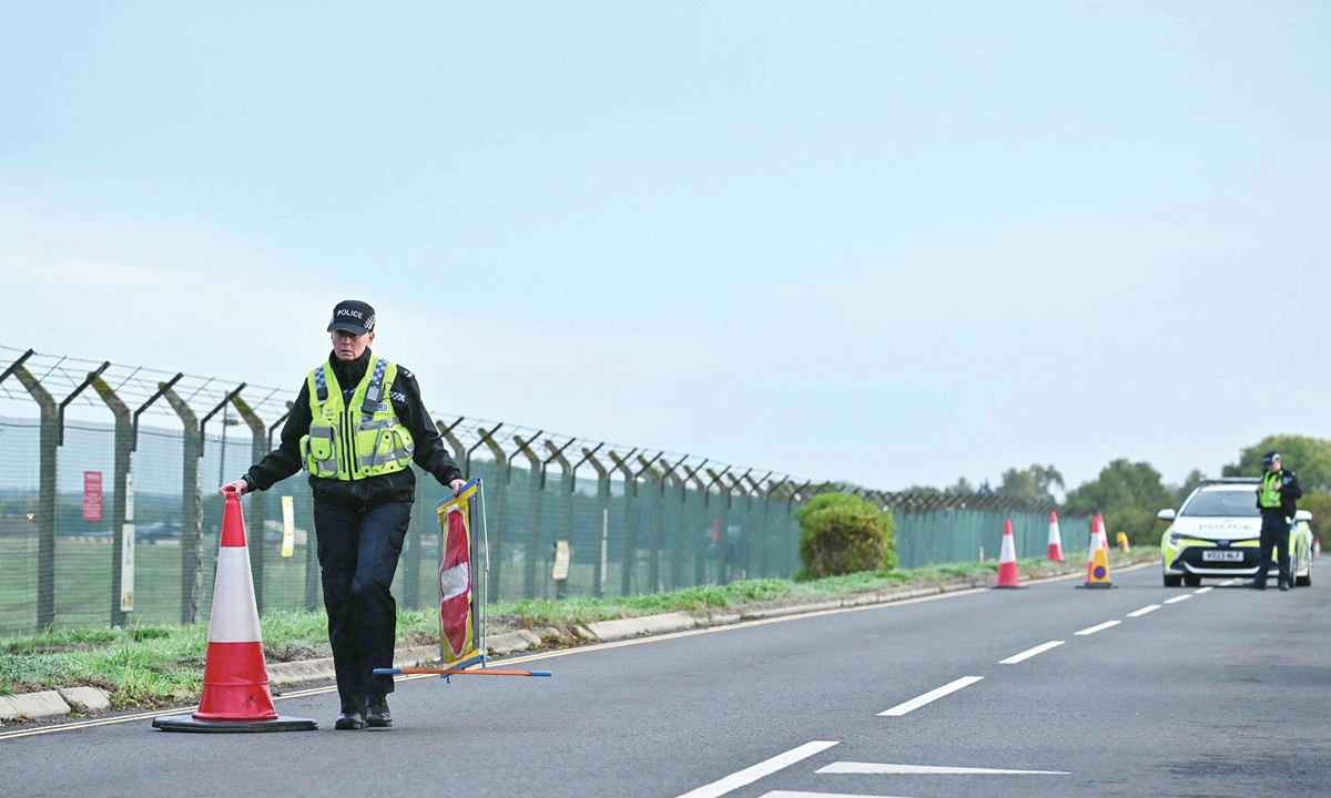 Police guard a roadblock outside RAF Fairford base in Fairford, southwest England on September 28, 2026. Five suspects arrested by British police on suspicion of terrorism and explosives offenses after white vans drove towards the airbase used by US forces were all British nationals from London in their early 20s, according to media reports. Photo: VCG
