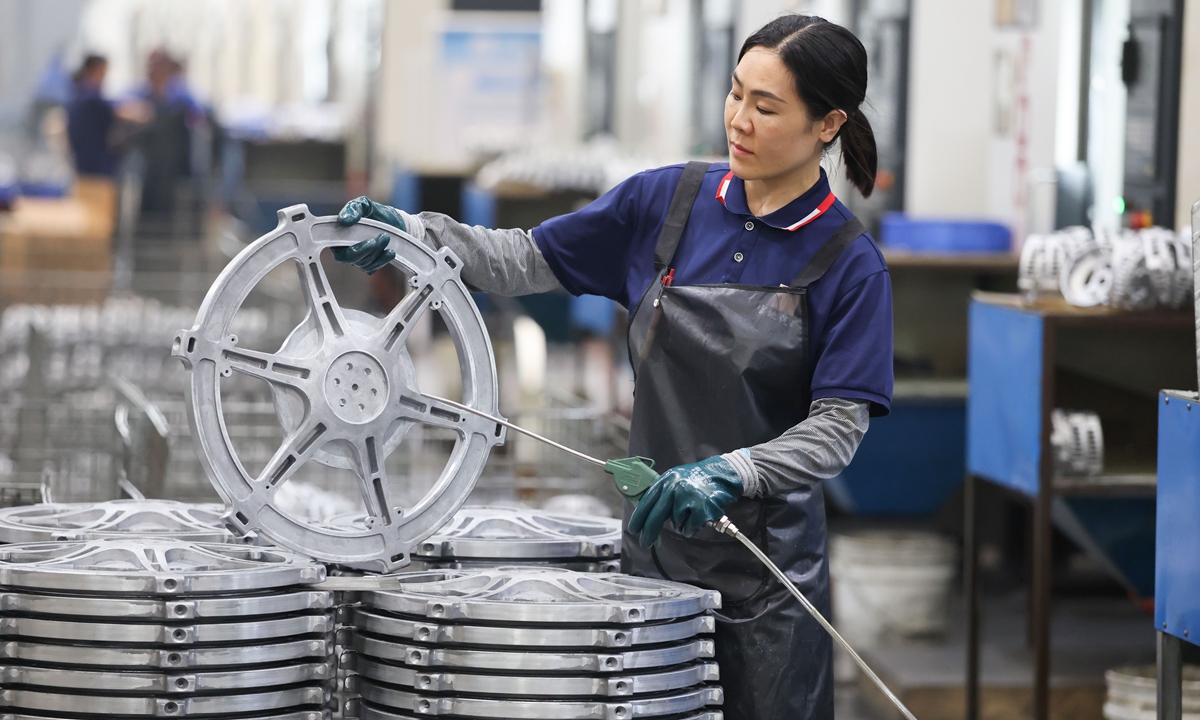 Staff work at an auto parts enterprise in a high-tech zone of Lianyungang, East China's Jiangsu Province on September 28, 2026. As the Mid-Autumn Festival holidays come to an end, enterprises across the nation are firing on all cylinders, with production lines buzzing with activity. Photo: VCG