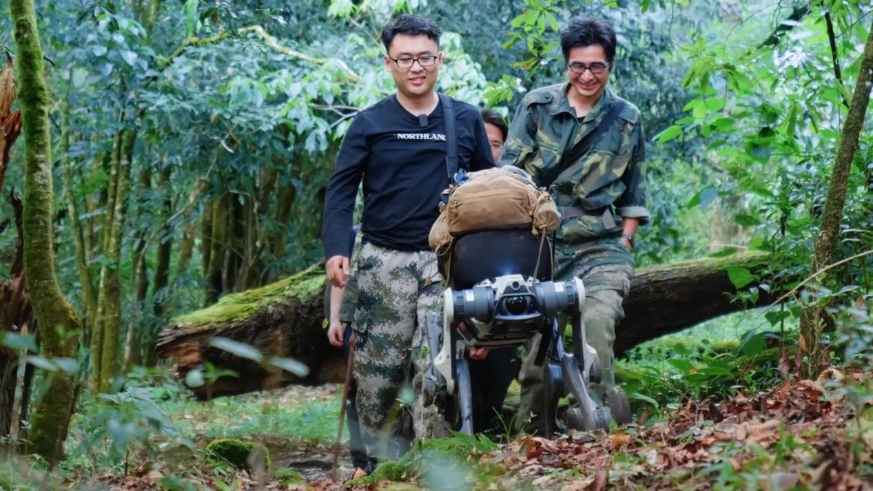 Scientific expedition team members work with Deep Robotics's Lynx M20S wheeled-legged robot in the Ailao Mountains in Southwest China's Yunnan Province  File photo: Courtesy of DEEP Robotics