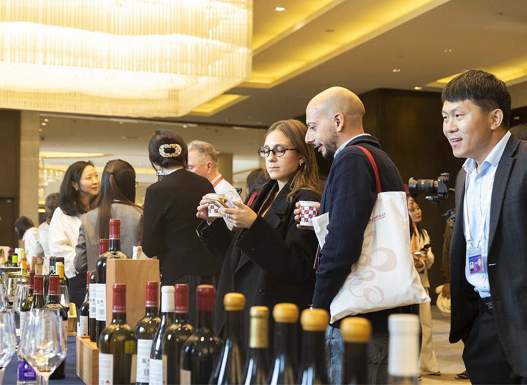 International guests sample local wines at the opening of the 47th World Congress of Vine and Wine in Yinchuan, Northwest China's Ningxia Hui Autonomous Region, on October 12, 2026. This is the first time the congress has been held in Asia and it's also the highest-level international academic gathering on grapes and wine ever hosted by China. Photo: VCG