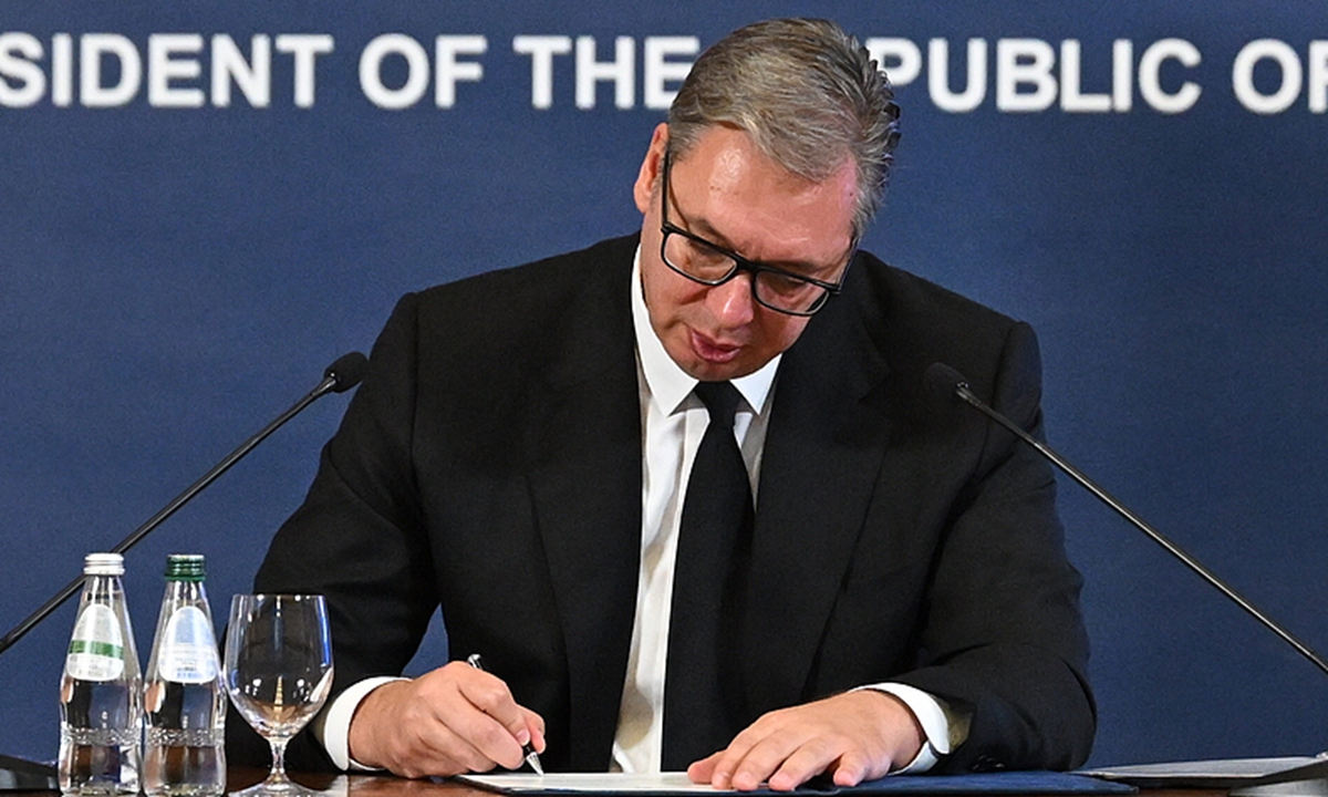 A handout photo made available by the Serbian Presidency shows Serbian President Aleksandar Vucic signing his official letter of resignation in Belgrade, Serbia, on September 27, 2026. Photo: VCG