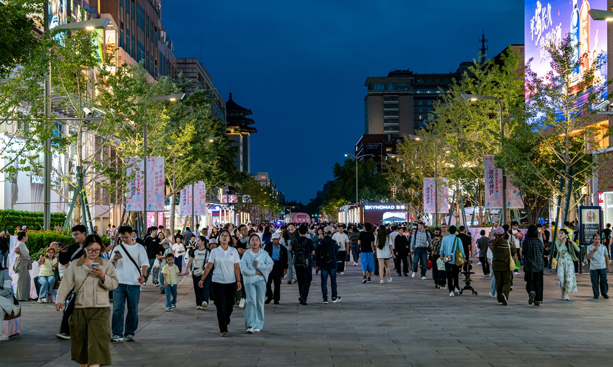A night view of the Wangfujing pedestrian street in Beijing on September 27, 2026. Photo: VCG