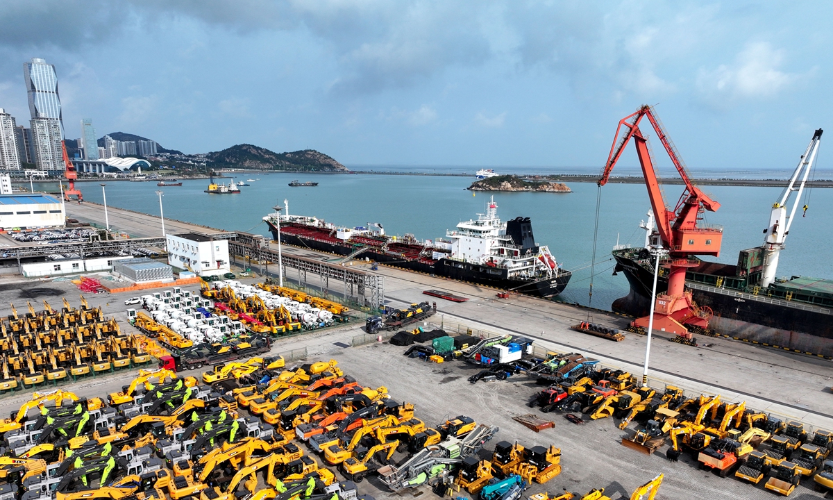 Machinery awaits shipment for export at Lianyungang Port in East China's Jiangsu Province on September 27, 2026. Photo: VCG